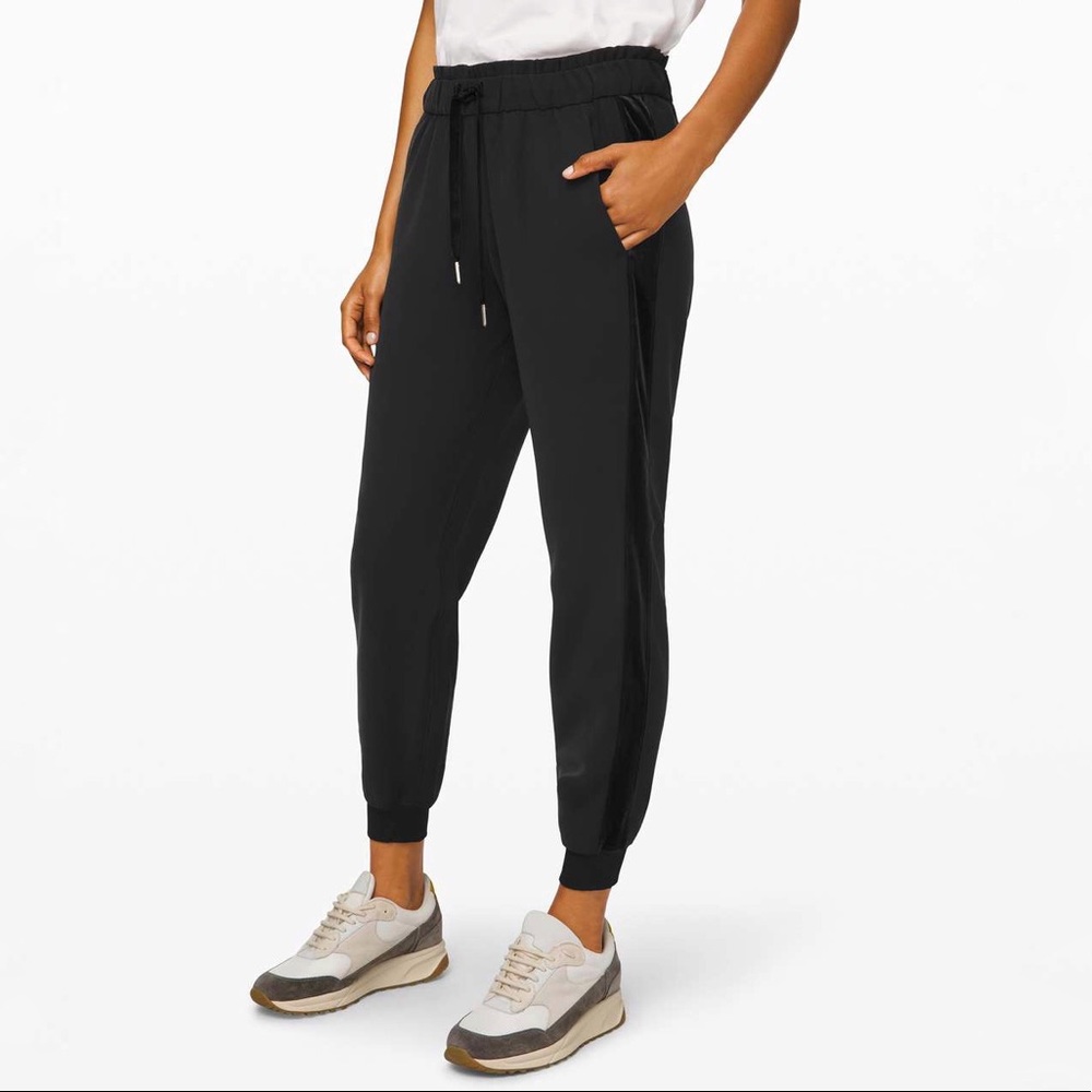 Lululemon On The Fly Black Jogger Velvet Trim 4
